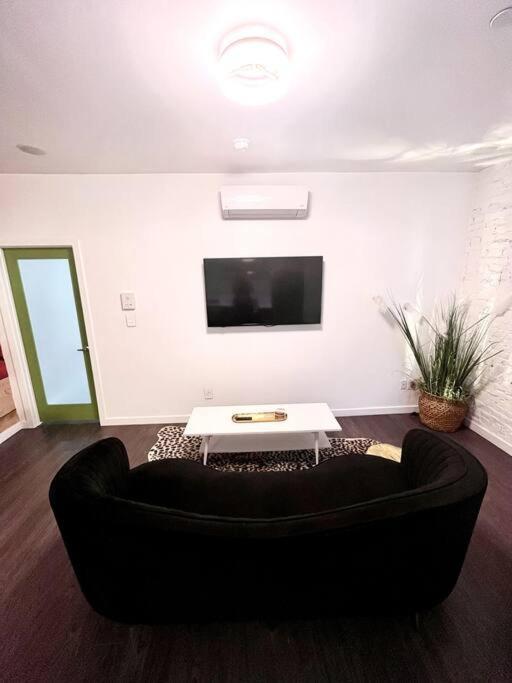 Immaculate 1 Bedroom 1 Bth Pullout Couch Art Deco Inspired Apartment Philadelphia